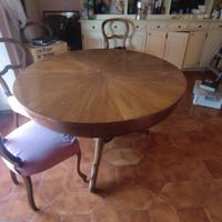 Tavolo rotondo con sedie