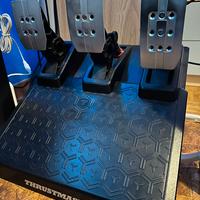 Volante e pedaliera thrustamaster