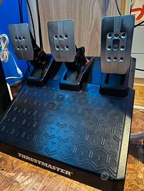 Volante e pedaliera thrustamaster