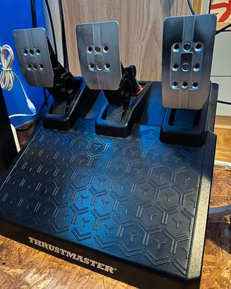 Volante e pedaliera thrustamaster