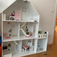 Casetta delle bambole in legno