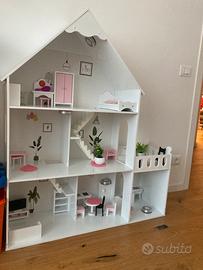 Casetta delle bambole in legno