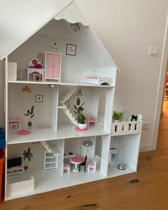 Casetta delle bambole in legno