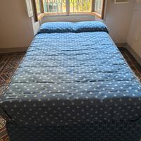 Letto a saccone trapuntato blu con motivi