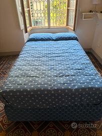 Letto a saccone trapuntato blu con motivi