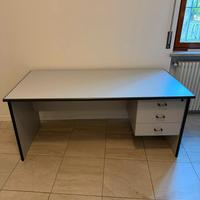 Scrivania ufficio con cassettiera integrata