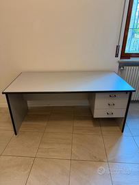 Scrivania ufficio con cassettiera integrata