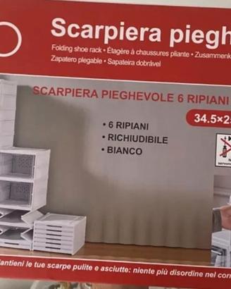 Scarpiera pieghevole in plastica.