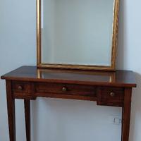 Specchio con cornice dorata