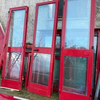 Portone con vetrate in alluminio a 4 ante rosso
