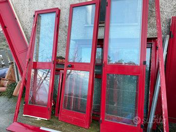 Portone con vetrate in alluminio a 4 ante rosso