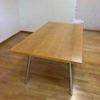 Tavolo in legno con gambe in acciaio