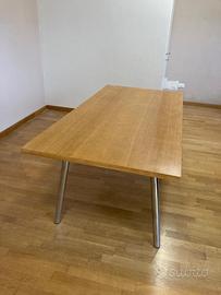 Tavolo in legno con gambe in acciaio