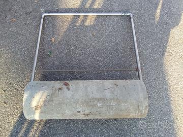 Rullo in cemento per giardinaggio.