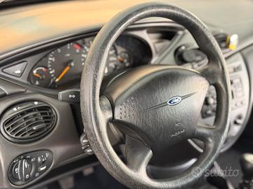Ford focus 1 serie