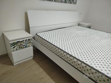 Letto matrimoniale con comodini