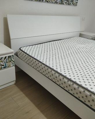 Letto matrimoniale con comodini