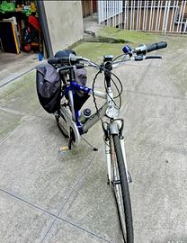 Bici da 28 pollice con borse e gomme nuove 