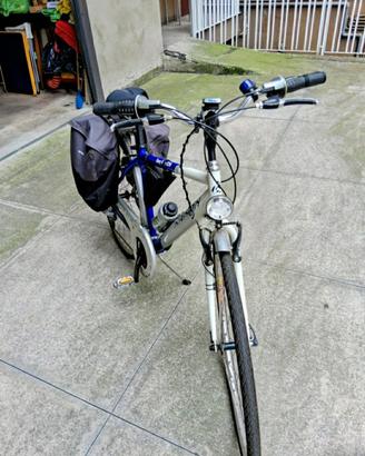 Bici da 28 pollice con borse e gomme nuove 