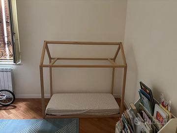 Lettino con casetta di legno per bambini