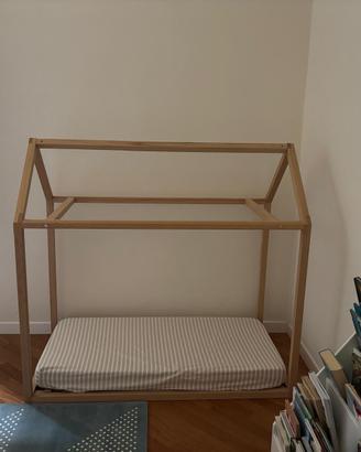 Lettino con casetta di legno per bambini