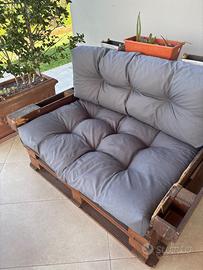 Salotto da esterno con cuscini