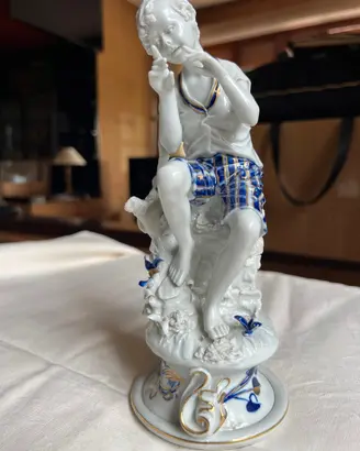 Statua Porcellana d'Arte - Ragazzo Seduto 