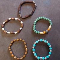 Braccialetti con perline in legno e charms