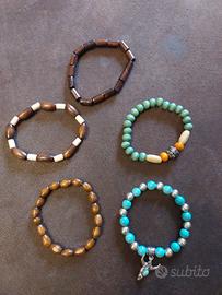 Braccialetti con perline in legno e charms