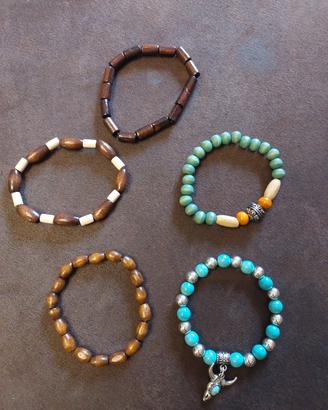 Braccialetti con perline in legno e charms