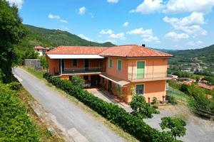 Rustico / Casale di 390 m² con più di 5 locali e b