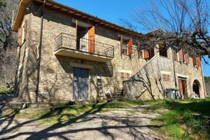 Rustico / Casale di 200 m² con 4 locali e box auto