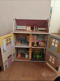 Casa delle bambole in legno