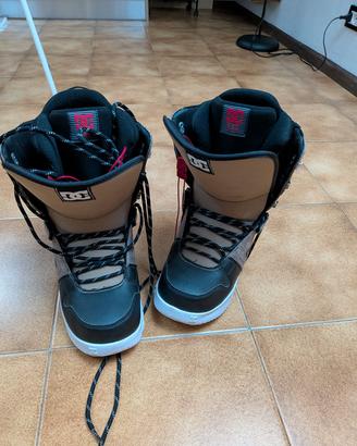 scarponi snowboard n. 42 nuovi