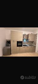 Cucina completa di forno e lavastoviglie