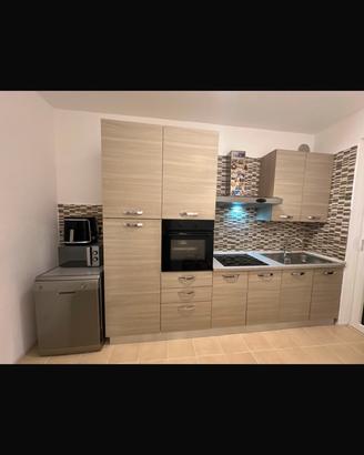 Cucina completa di forno e lavastoviglie