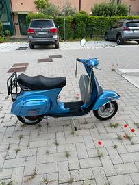 Vespa azzurra 50 special