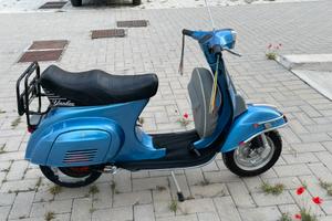 Vespa azzurra 50 special