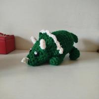 triceratopo di peluche fatto a mano all'uncinetto 