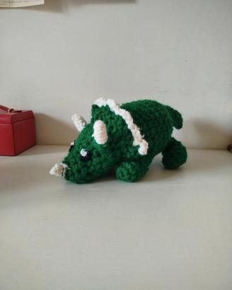 triceratopo di peluche fatto a mano all'uncinetto 
