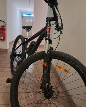 due bici uguali marca scott  zvicero