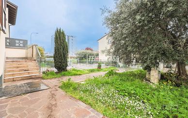 AMPIA E RECENTE PORZIONE DI BIFAMILIARE SU 3 LIVEL