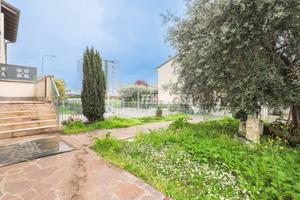 AMPIA E RECENTE PORZIONE DI BIFAMILIARE SU 3 LIVEL