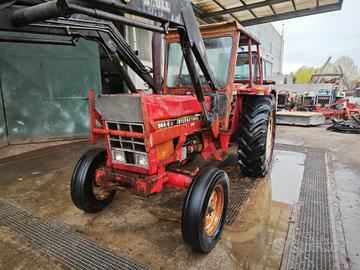TRATTORE INTERNATIONAL 844 CARICATORE