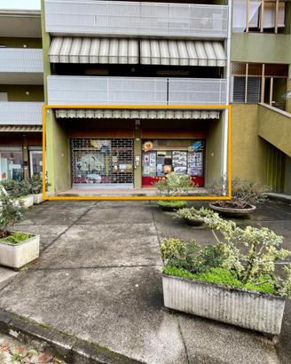 IN ZONA CENTRALE E SERVITA MURI NEGOZIO