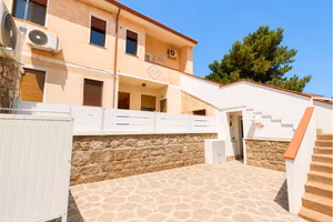 Primo piano con ingresso indipendente e giardino