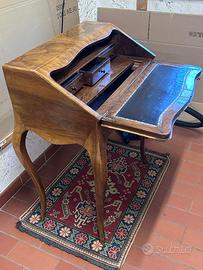 Scrittoio d’antiquariato francese Luigi XV