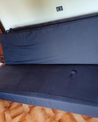 Divano letto matrimoniale , box sottostante .