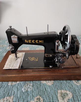 macchina da cucire Necchi 