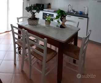 tavolo di legno con marmo